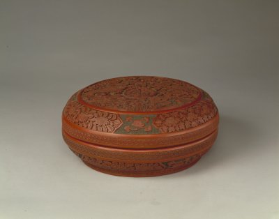 图片[1]-Colored round box with double dragons and pearl patterns-China Archive